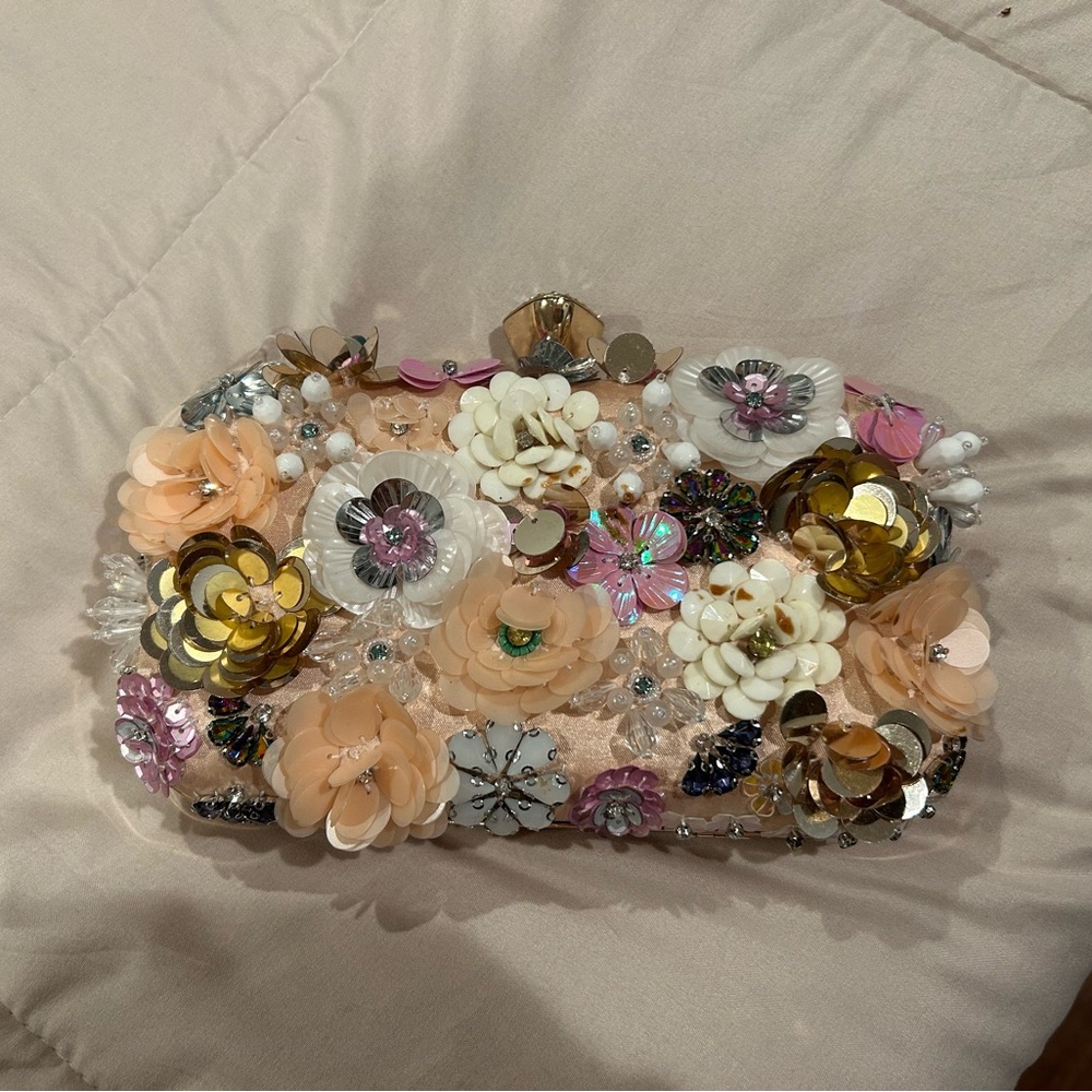 SHEIN Cream and Gold Floral Clutch